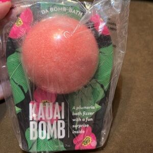 NWT Da Bomb Bath Kauai Bomb